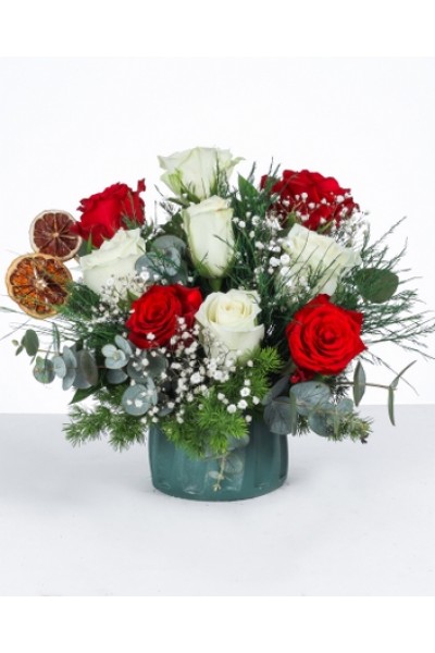 Kırmızı ve Beyaz Güllerden Şık Aranjman Kırmızı ve Beyaz Güllerden Şık Aranjman