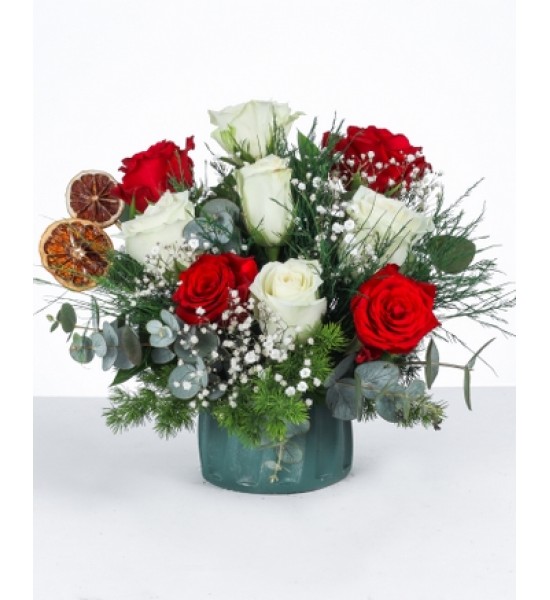 Kırmızı ve Beyaz Güllerden Şık Aranjman