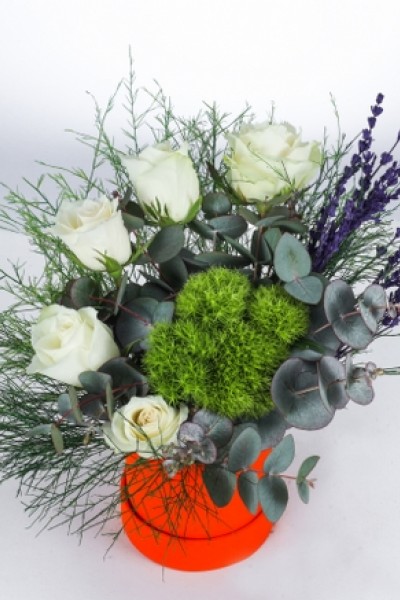 Beyaz Güller ve Lavanta Dokunuşlu Modern Aranjman Beyaz Güller ve Lavanta Dokunuşlu Modern Aranjman