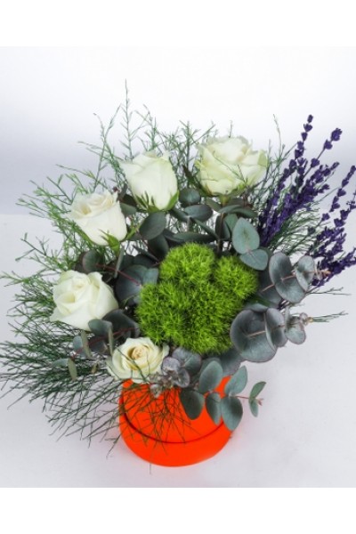 Beyaz Güller ve Lavanta Dokunuşlu Modern Aranjman Beyaz Güller ve Lavanta Dokunuşlu Modern Aranjman