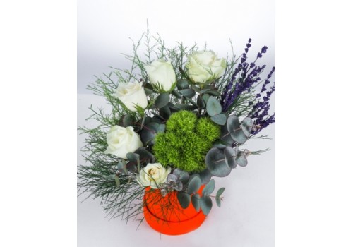 Beyaz Güller ve Lavanta Dokunuşlu Modern Aranjman