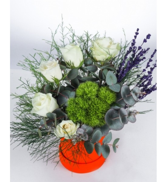 Beyaz Güller ve Lavanta Dokunuşlu Modern Aranjman Beyaz Güller ve Lavanta Dokunuşlu Modern Aranjman