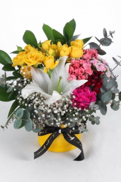 Sarı Güller ve Lilyumlu Renkli Çiçek Aranjmanı