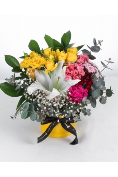 Sarı Güller ve Lilyumlu Renkli Çiçek Aranjmanı Sarı Güller ve Lilyumlu Renkli Çiçek Aranjmanı