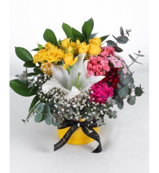Sarı Güller ve Lilyumlu Renkli Çiçek Aranjmanı Sarı Güller ve Lilyumlu Renkli Çiçek Aranjmanı