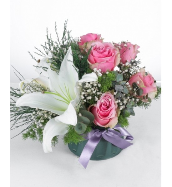 Zarif Beyaz Lilyum ve Pembe Gül Aranjmanı Zarif Beyaz Lilyum ve Pembe Gül Aranjmanı