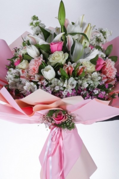 Pembe ve Beyaz Çiçek Buketi – Zarafetin ve Sevginin Simgesi