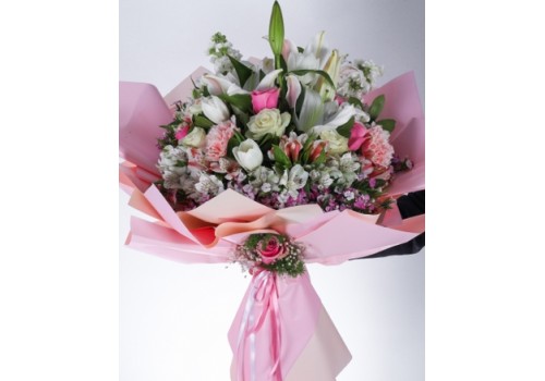 Pembe ve Beyaz Çiçek Buketi – Zarafetin ve Sevginin Simgesi