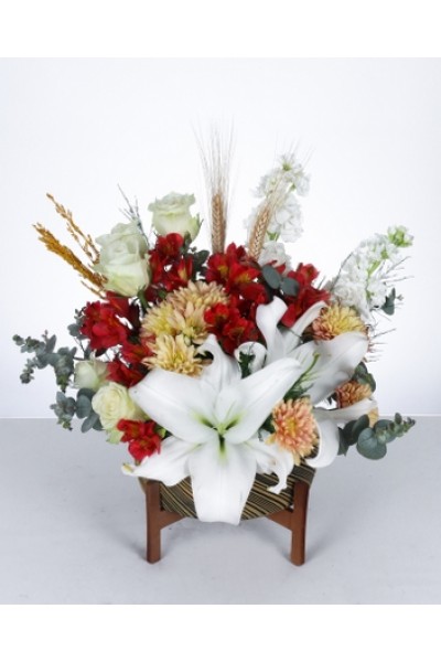 Doğanın Zarafeti: Lilyum, Gül ve Kır Çiçekleri Aranjmanı Doğanın Zarafeti: Lilyum, Gül ve Kır Çiçekleri Aranjmanı
