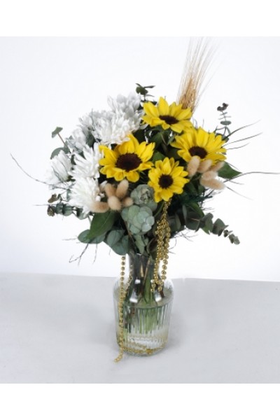 Güneş Işığı Vazoda Çiçek Aranjmanı Güneş Işığı Vazoda Çiçek Aranjmanı