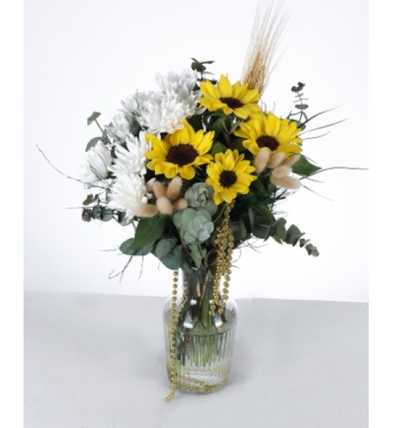 Güneş Işığı Vazoda Çiçek Aranjmanı Güneş Işığı Vazoda Çiçek Aranjmanı