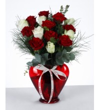 Kalp Vazoda Kırmızı Gül Aranjmanı Aşkın En Güzel Hali Kalp Vazoda Kırmızı Gül Aranjmanı Aşkın En Güzel Hali