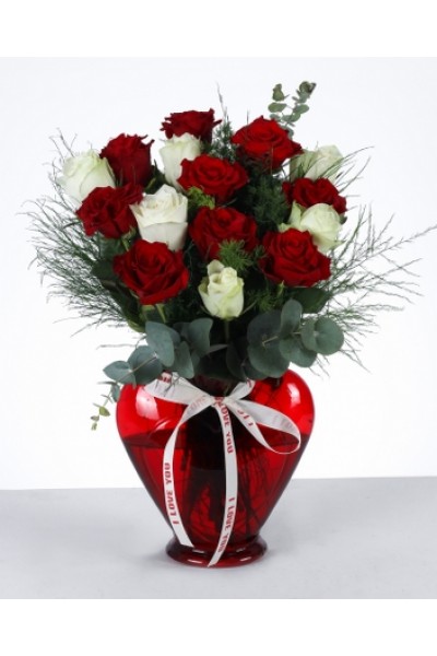 Kalp Vazoda Kırmızı Gül Aranjmanı Aşkın En Güzel Hali Kalp Vazoda Kırmızı Gül Aranjmanı Aşkın En Güzel Hali