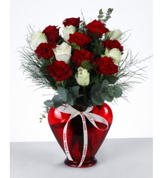 Kalp Vazoda Kırmızı Gül Aranjmanı Aşkın En Güzel Hali