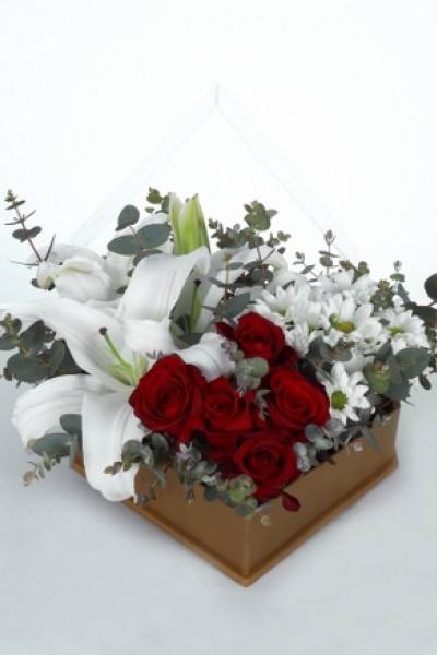 Zarif Aşk Aranjmanı – Lilyum, Gül ve Papatya Kutusu