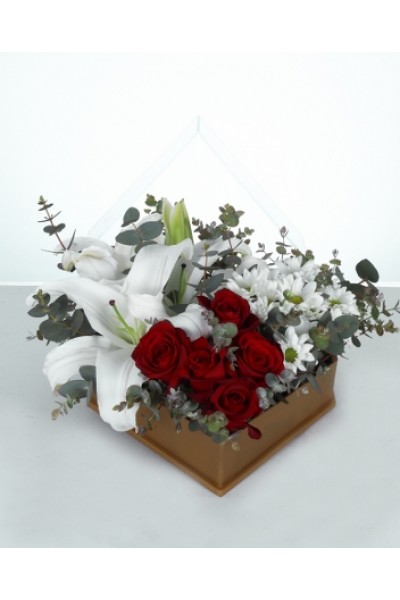 Zarif Aşk Aranjmanı – Lilyum, Gül ve Papatya Kutusu Zarif Aşk Aranjmanı – Lilyum, Gül ve Papatya Kutusu