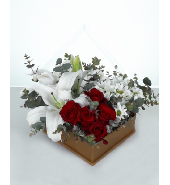 Zarif Aşk Aranjmanı – Lilyum, Gül ve Papatya Kutusu Zarif Aşk Aranjmanı – Lilyum, Gül ve Papatya Kutusu
