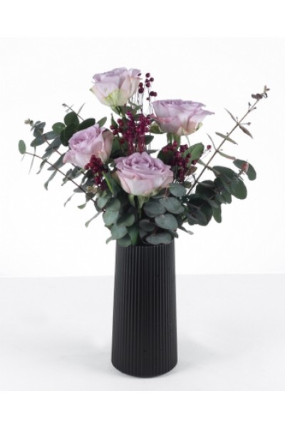 Lila Güller ve Okaliptuslu Modern Aranjman - Siyah Vazo Şıklığı Lila Güller ve Okaliptuslu Modern Aranjman - Siyah Vazo Şıklığı
