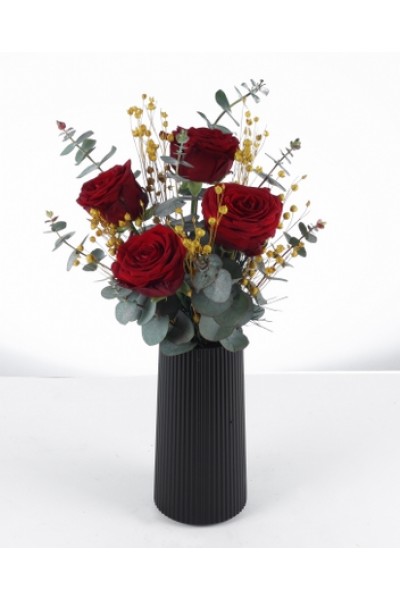 Siyah Vazoda Kırmızı Gül ve Eucalyptus Aranjmanı