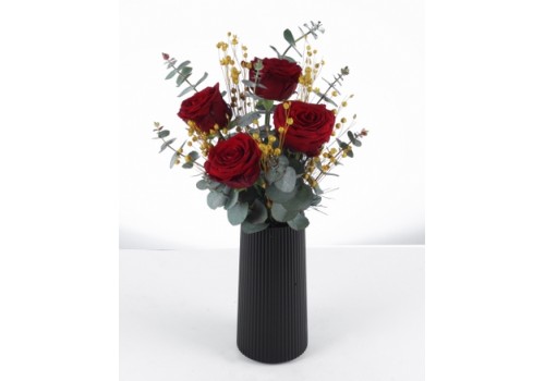 Siyah Vazoda Kırmızı Gül ve Eucalyptus Aranjmanı