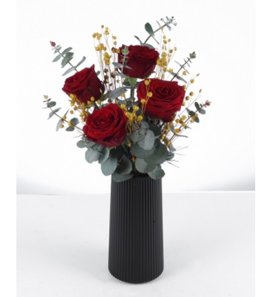 Siyah Vazoda Kırmızı Gül ve Eucalyptus Aranjmanı Siyah Vazoda Kırmızı Gül ve Eucalyptus Aranjmanı