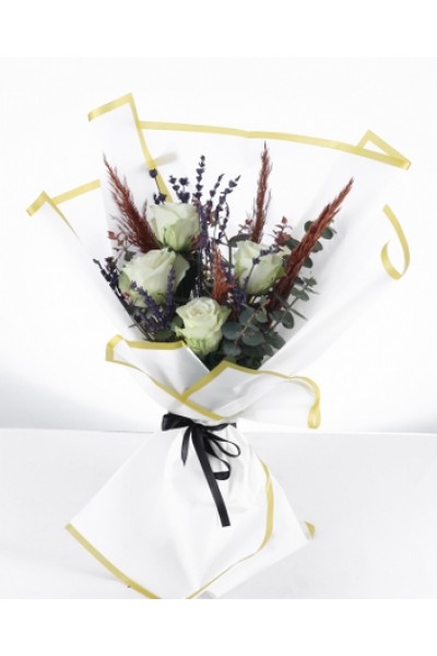 Zarif Beyaz Güller ve Lavanta Buketi – Özel Tasarım Şık Hediye Zarif Beyaz Güller ve Lavanta Buketi – Özel Tasarım Şık Hediye