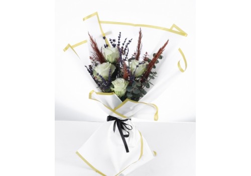 Zarif Beyaz Güller ve Lavanta Buketi – Özel Tasarım Şık Hediye