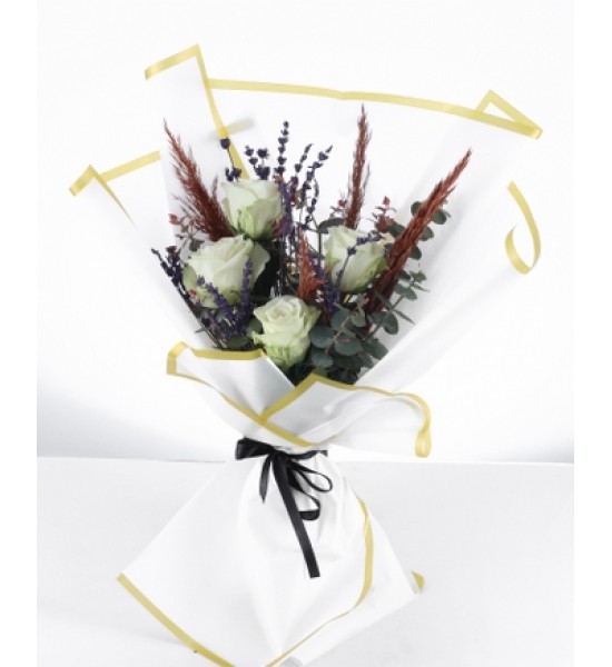 Zarif Beyaz Güller ve Lavanta Buketi – Özel Tasarım Şık Hediye Zarif Beyaz Güller ve Lavanta Buketi – Özel Tasarım Şık Hediye