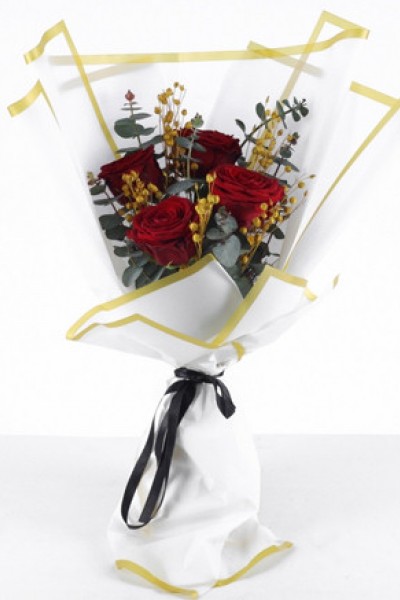Aşkın Zarafeti: Kırmızı Gül ve Sarı Kurutulmuş Çiçek Buketi Aşkın Zarafeti: Kırmızı Gül ve Sarı Kurutulmuş Çiçek Buketi