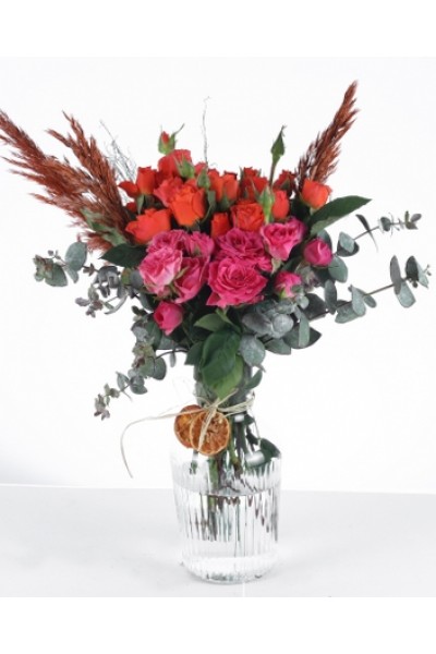 Cam Vazoda Turuncu ve Pembe Gül Aranjmanı Cam Vazoda Turuncu ve Pembe Gül Aranjmanı