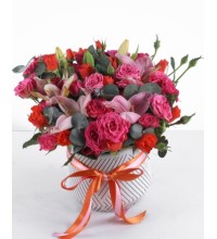 Zarif Pembe Lilyum ve Turuncu Gül Aranjmanı Zarif Pembe Lilyum ve Turuncu Gül Aranjmanı