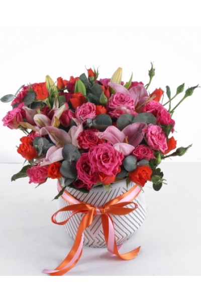 Zarif Pembe Lilyum ve Turuncu Gül Aranjmanı Zarif Pembe Lilyum ve Turuncu Gül Aranjmanı