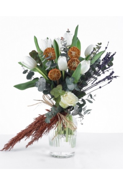 Beyaz Laleler ve Eucalyptus Aranjmanı – Şık Cam Vazoda Beyaz Laleler ve Eucalyptus Aranjmanı – Şık Cam Vazoda