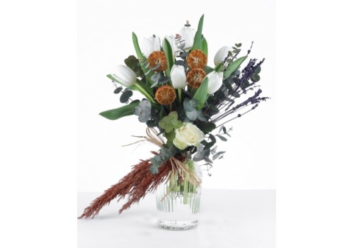 Beyaz Laleler ve Eucalyptus Aranjmanı – Şık Cam Vazoda