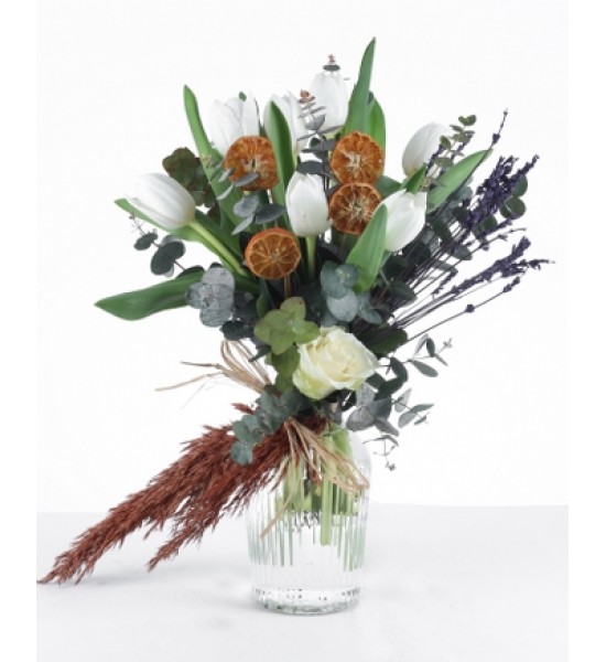 Beyaz Laleler ve Eucalyptus Aranjmanı – Şık Cam Vazoda Beyaz Laleler ve Eucalyptus Aranjmanı – Şık Cam Vazoda