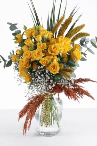 Sarı Gül ve Doğal Otlar ile Şık Cam Vazoda Aranjma
