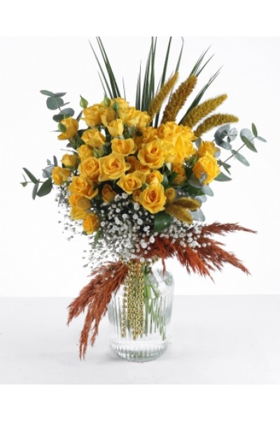 Sarı Gül ve Doğal Otlar ile Şık Cam Vazoda Aranjma Sarı Gül ve Doğal Otlar ile Şık Cam Vazoda Aranjma