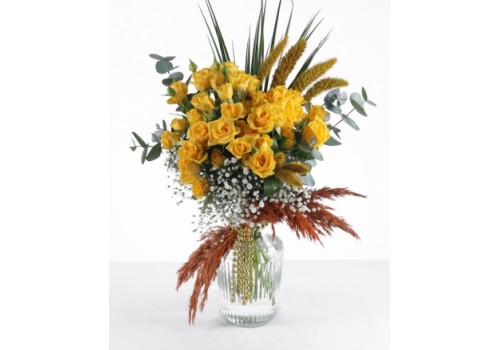 Sarı Gül ve Doğal Otlar ile Şık Cam Vazoda Aranjma