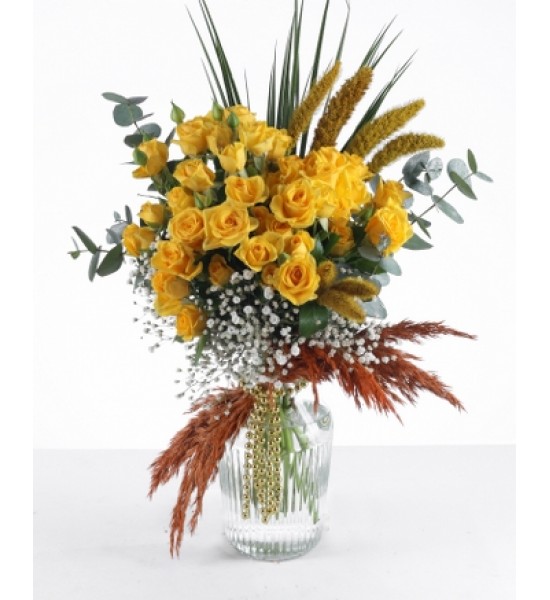 Sarı Gül ve Doğal Otlar ile Şık Cam Vazoda Aranjma Sarı Gül ve Doğal Otlar ile Şık Cam Vazoda Aranjma