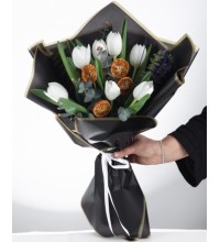 Şık Siyah Ambalajlı Beyaz Lale Buketi Şık Siyah Ambalajlı Beyaz Lale Buketi