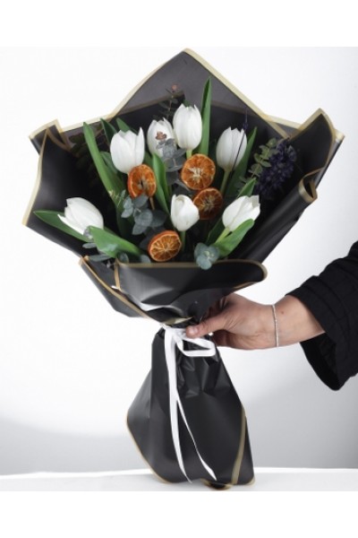 Şık Siyah Ambalajlı Beyaz Lale Buketi