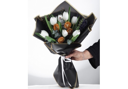 Şık Siyah Ambalajlı Beyaz Lale Buketi
