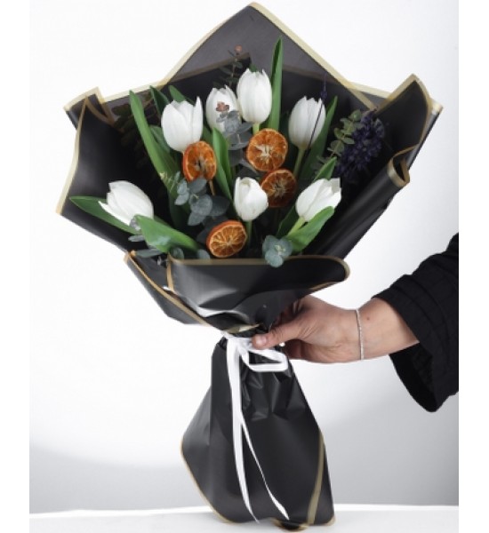 Şık Siyah Ambalajlı Beyaz Lale Buketi