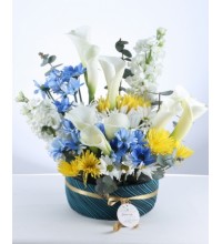 Şık Beyaz Zambak ve Renkli Papatya Aranjmanı Şık Beyaz Zambak ve Renkli Papatya Aranjmanı