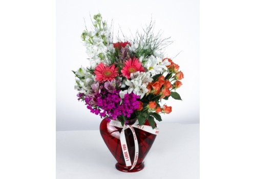 Aşkın Zarafeti: Kırmızı Kalp Vazoda Renkli Çiçek Aranjmanı