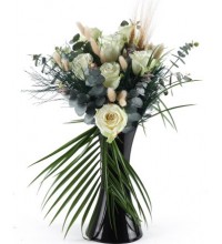 Modern Siyah Vazoda Beyaz Gül ve Doğal Yeşillik Aranjmanı Modern Siyah Vazoda Beyaz Gül ve Doğal Yeşillik Aranjmanı