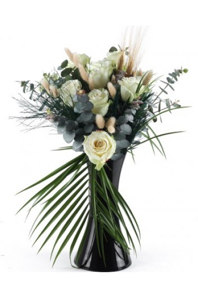 Modern Siyah Vazoda Beyaz Gül ve Doğal Yeşillik Aranjmanı Modern Siyah Vazoda Beyaz Gül ve Doğal Yeşillik Aranjmanı