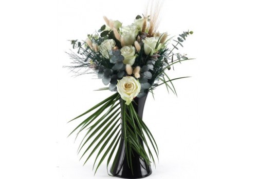Modern Siyah Vazoda Beyaz Gül ve Doğal Yeşillik Aranjmanı