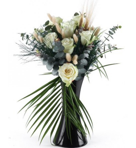 Modern Siyah Vazoda Beyaz Gül ve Doğal Yeşillik Aranjmanı Modern Siyah Vazoda Beyaz Gül ve Doğal Yeşillik Aranjmanı