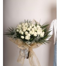 Zarafetin ve Saflığın Simgesi: Beyaz Gül Buketi Zarafetin ve Saflığın Simgesi: Beyaz Gül Buketi